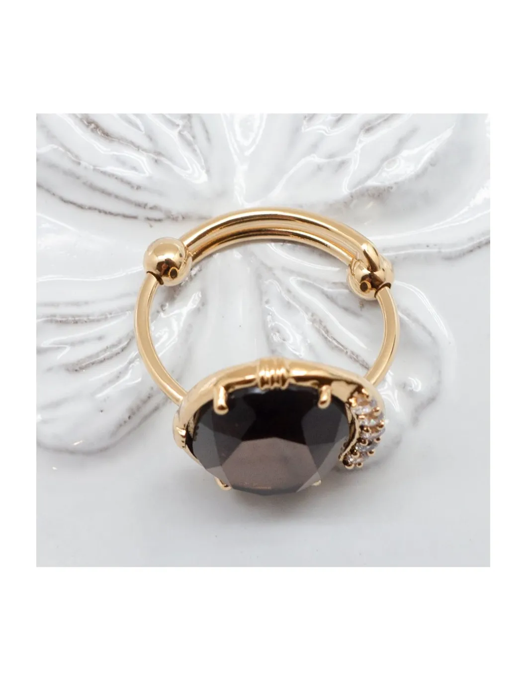 BAGUE ASYMETRIQUE PIERRE SERTIE QUARTZ FUME ET ZIRCONS