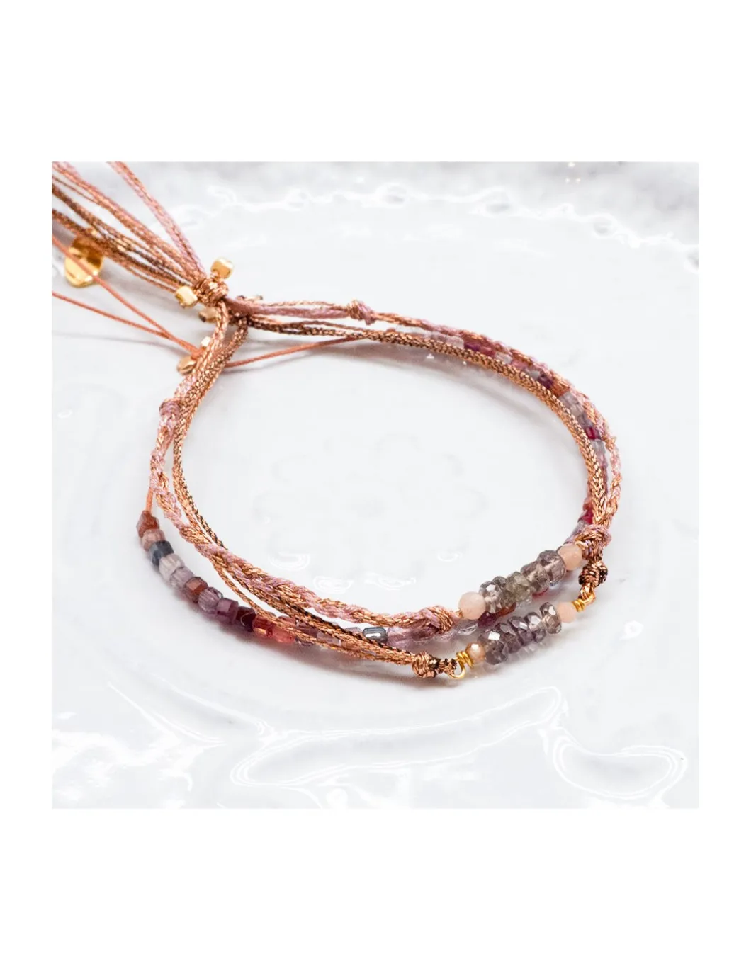 BIANCA - BRACELET PEACH MOONSTONES ET COLOR CHANGE GARNETS SUR FIL LUREX