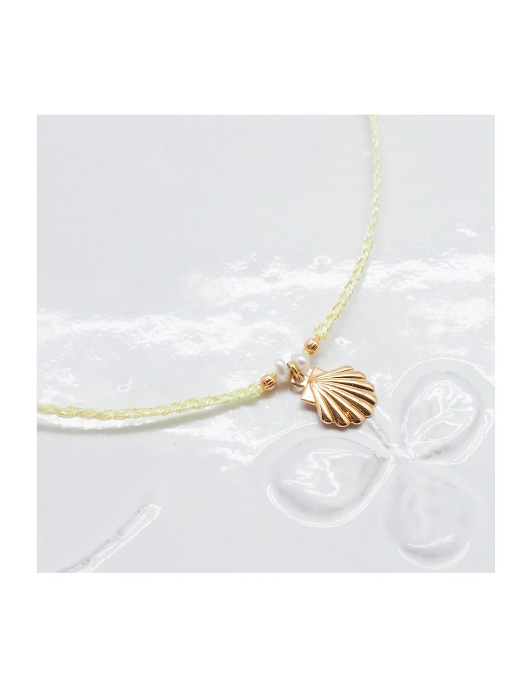 BIANCA - COLLIER CHARM AVEC COQUILLE ST JACQUES SUR CORDON LUREX
