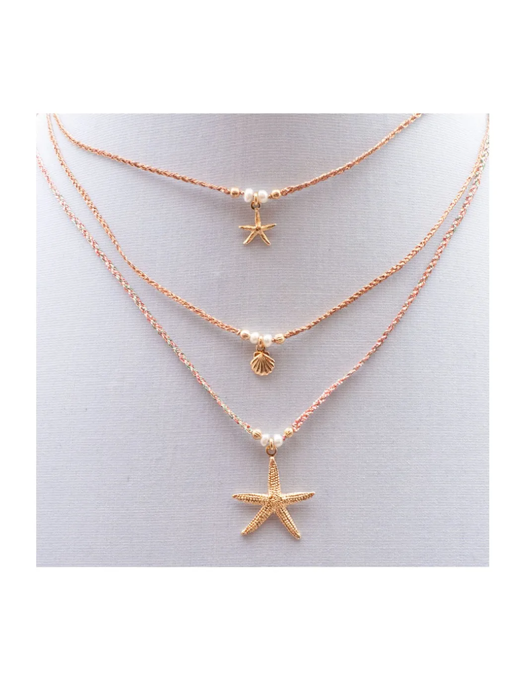 BIANCA - COLLIER CHARM AVEC MINI COQUILLE ST JACQUES SUR CORDON LUREX