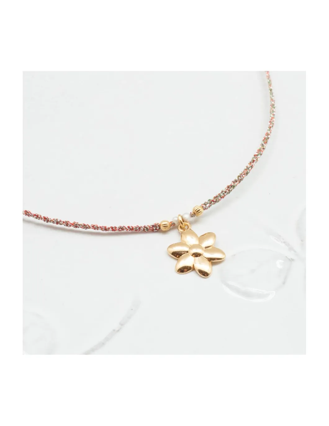 BIANCA - COLLIER CHARM FLEUR OCÉANE, PERLES D'EAU DOUCE ET PERLES PLAQUÉES OR SUR CORDON LUREX