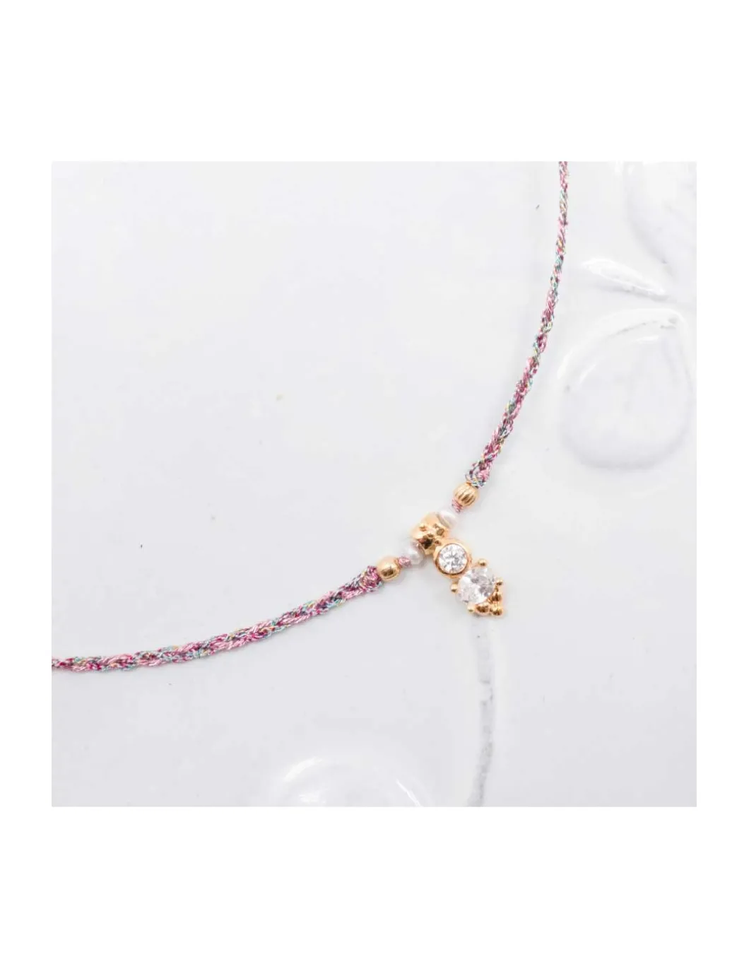 BIANCA - COLLIER CHARM ZIRCON, PERLES D'EAU DOUCE ET PERLES PLAQUÉES OR SUR CORDON LUREX