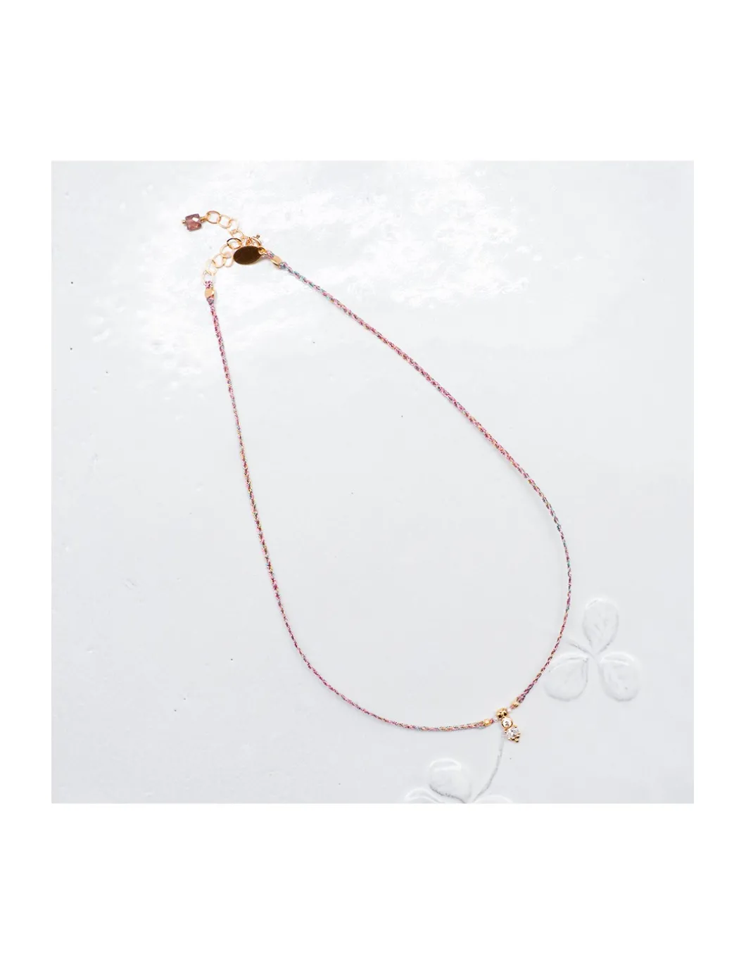 BIANCA - COLLIER CHARM ZIRCON, PERLES D'EAU DOUCE ET PERLES PLAQUÉES OR SUR CORDON LUREX
