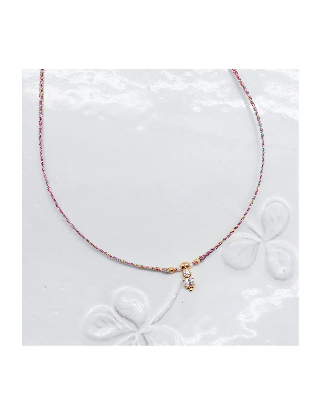 BIANCA - COLLIER CHARM ZIRCON, PERLES D'EAU DOUCE ET PERLES PLAQUÉES OR SUR CORDON LUREX