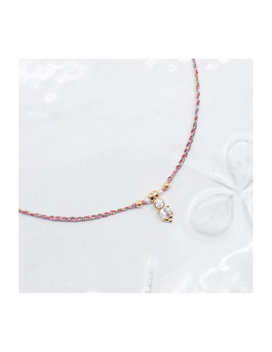 BIANCA - COLLIER CHARM ZIRCON, PERLES D'EAU DOUCE ET PERLES PLAQUÉES OR SUR CORDON LUREX