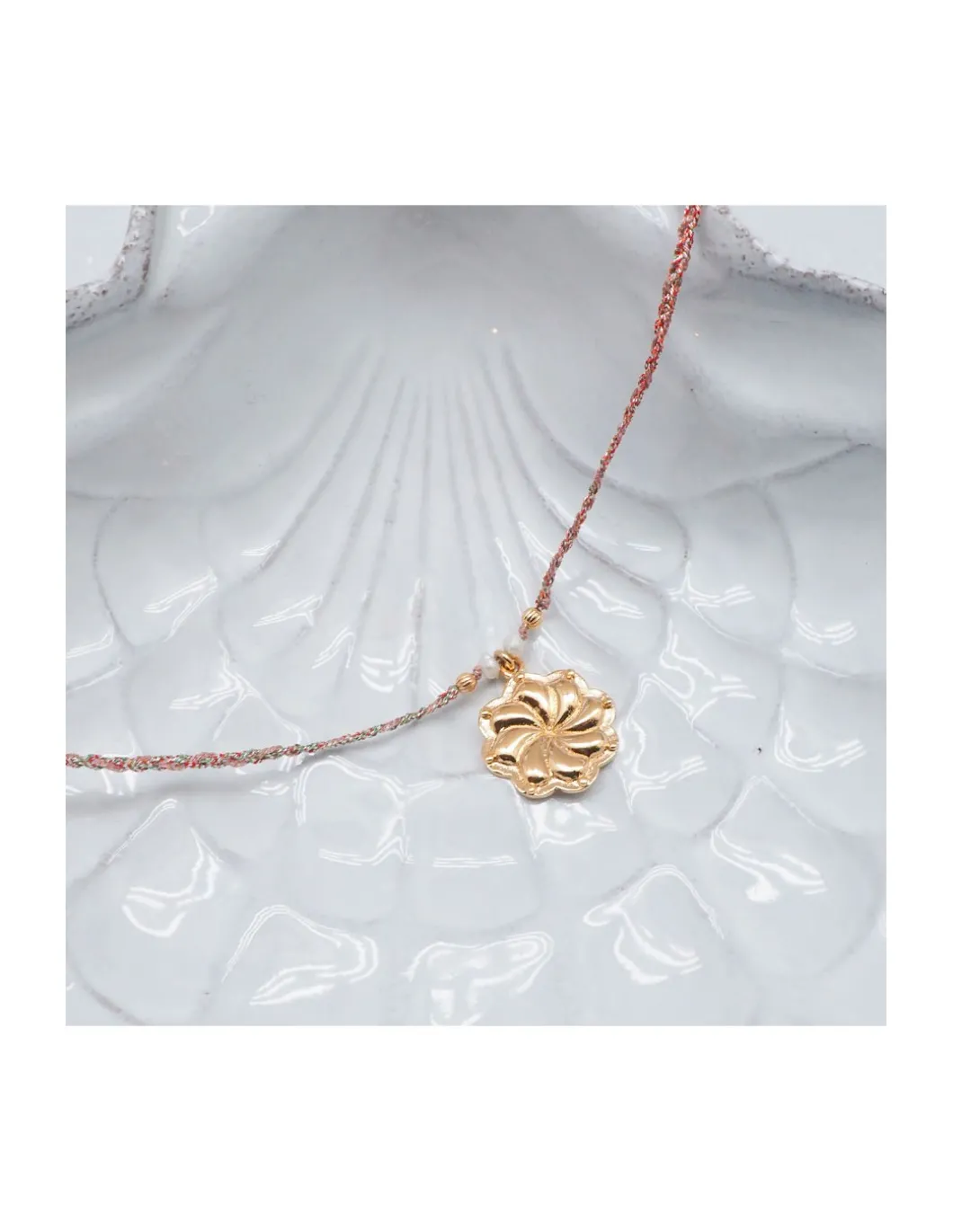 BIANCA - COLLIER MÉDAILLE FLEUR DE TIARE N°2 SUR CORDON LUREX