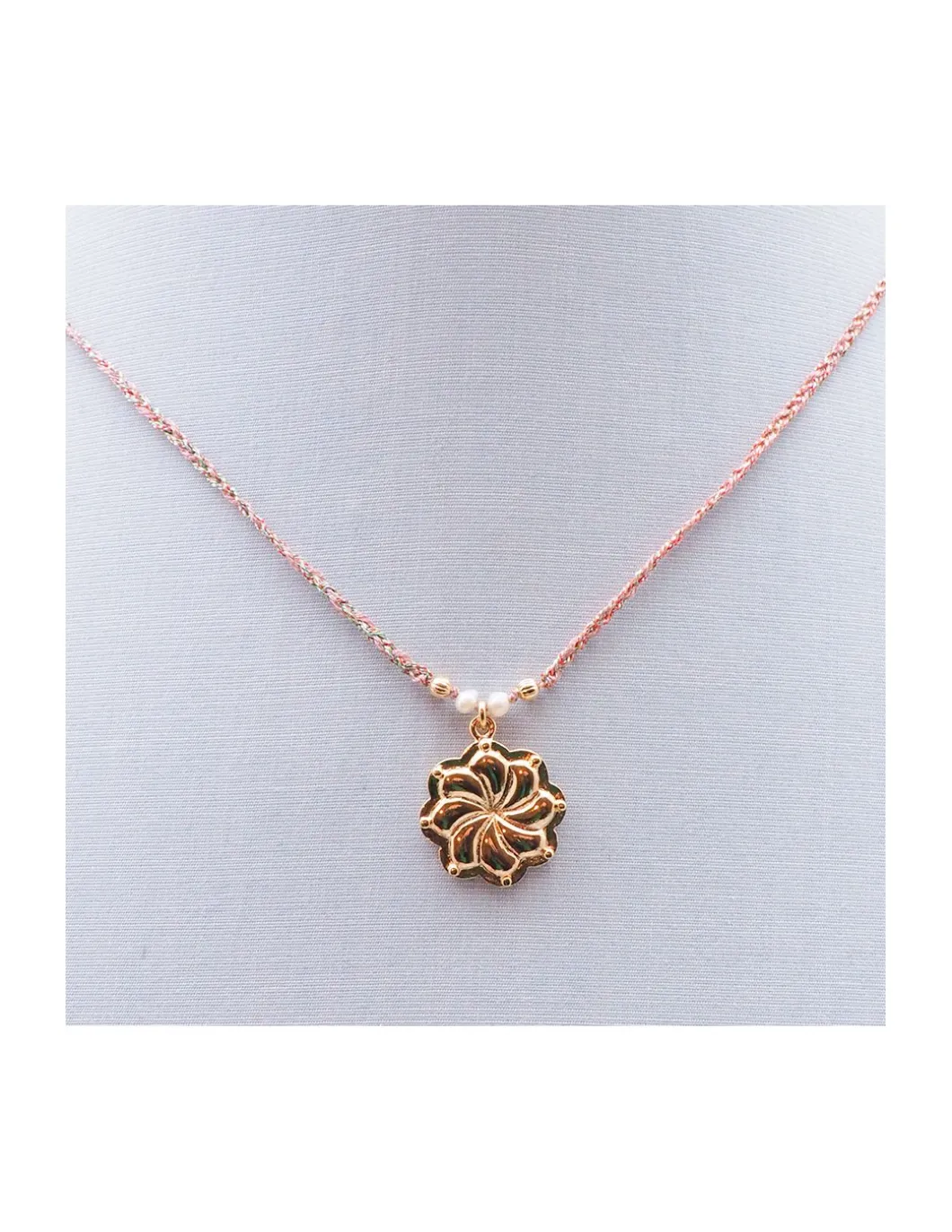 BIANCA - COLLIER MÉDAILLE FLEUR DE TIARE N°2 SUR CORDON LUREX