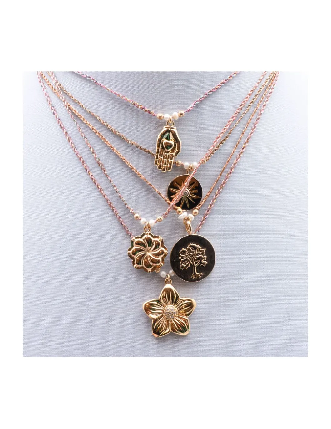 BIANCA - COLLIER MÉDAILLE FLEUR DE TIARE N°2 SUR CORDON LUREX
