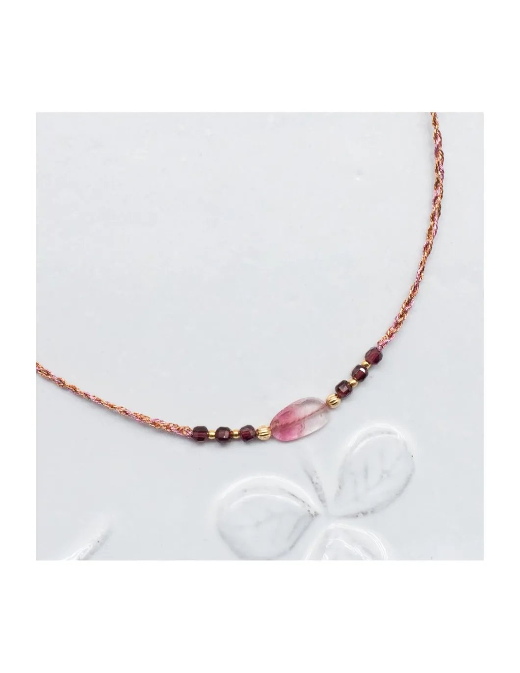 BIANCA - COLLIER TOURMALINE FLAT ET RHODOLITES CUBES SUR FIL LUREX