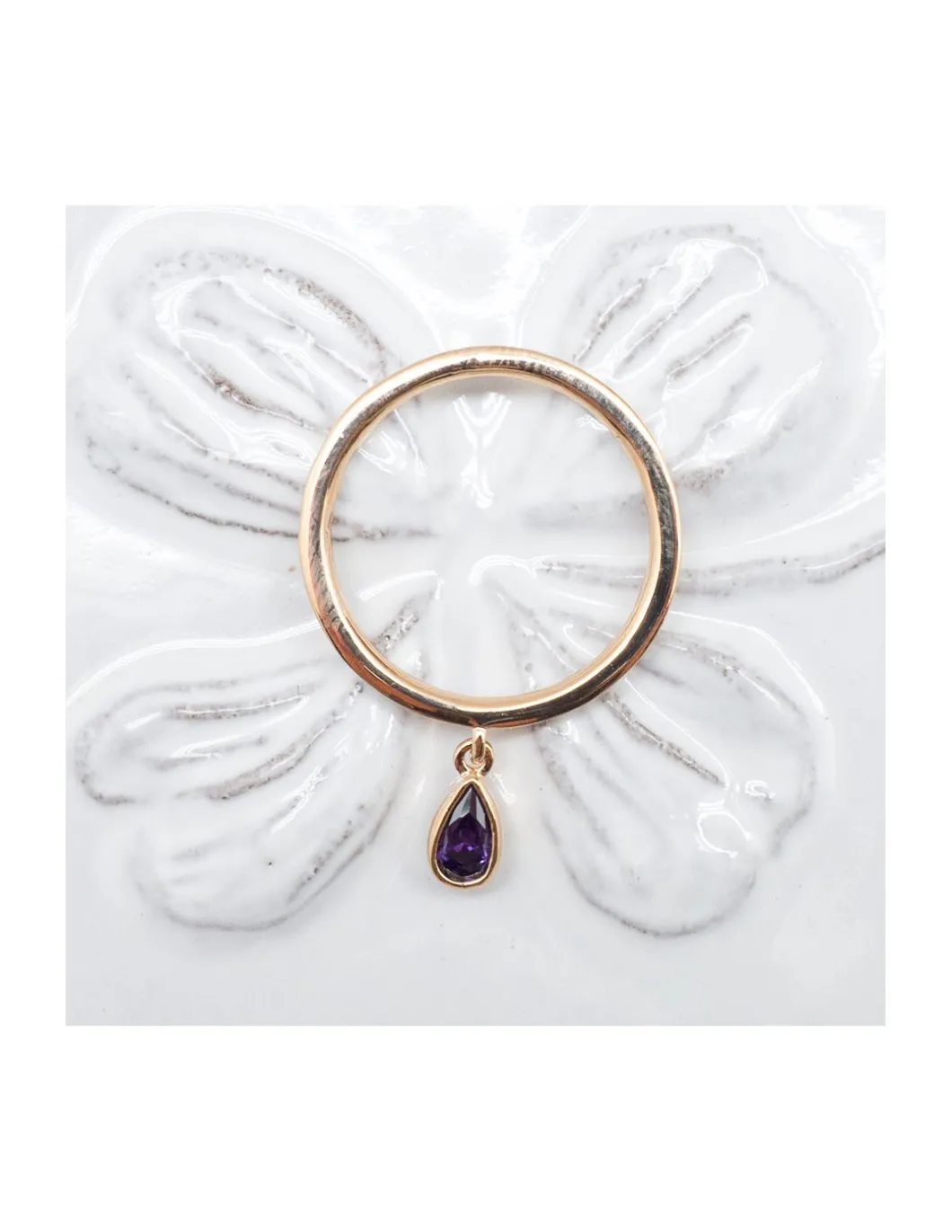 BINGO - BAGUE PLAQUÉE OR ET CHARM GOUTTE ZIRCON VIOLET