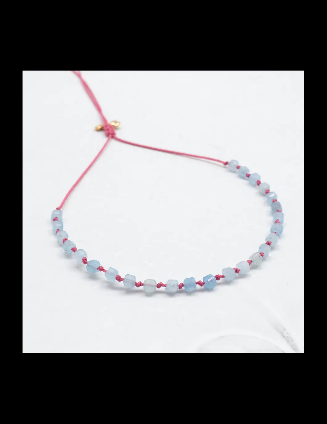 BLUE STORM - BRACELET EN APATITES BLEUES CUBES SUR CORDON NOUÉ
