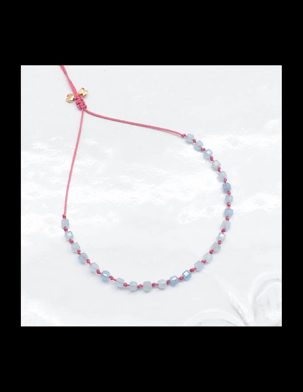 BLUE STORM - BRACELET EN APATITES BLEUES CUBES SUR CORDON NOUÉ