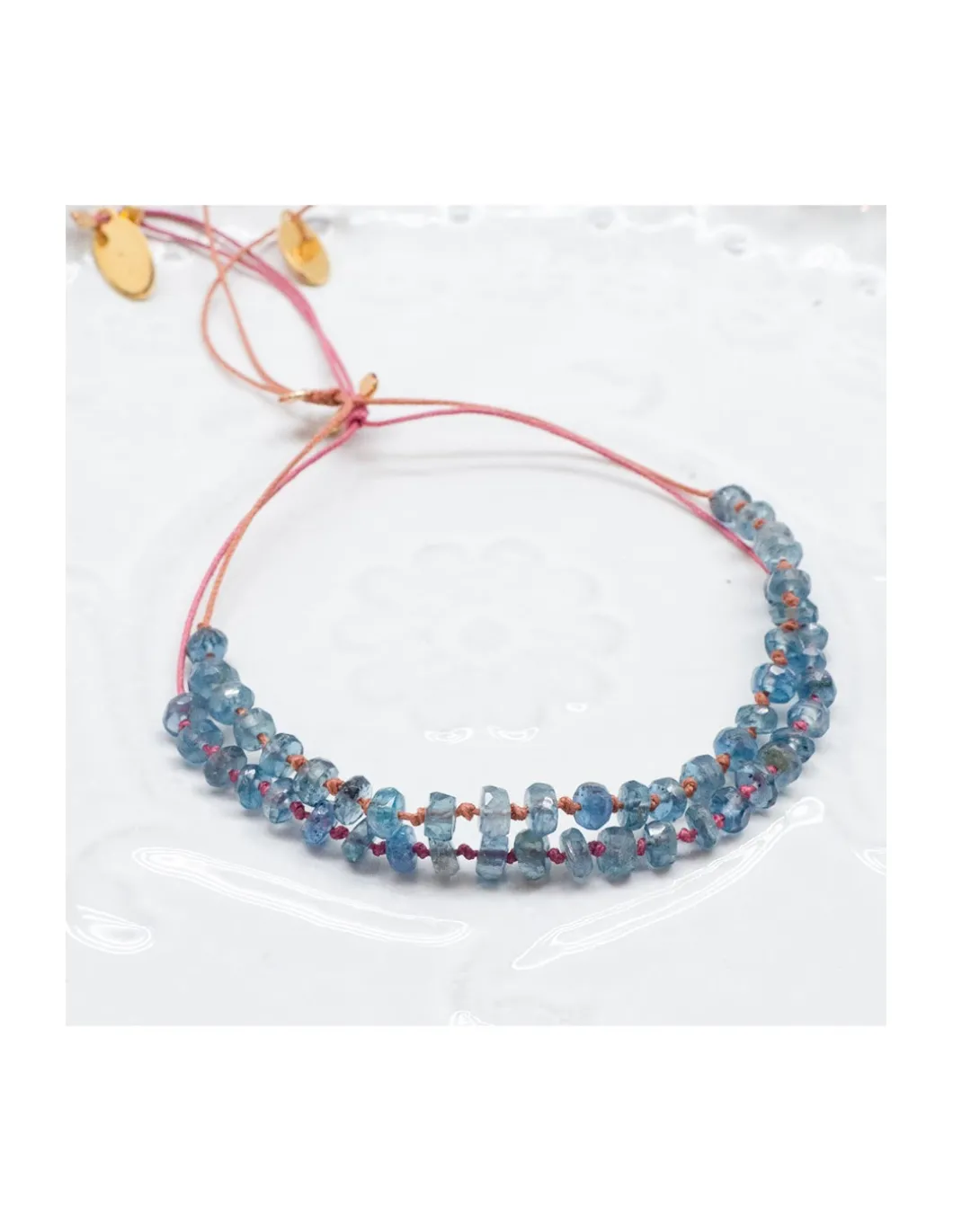 BLUE STORM - BRACELET KYANITES INDIGOS SUR CORDON NOUÉ