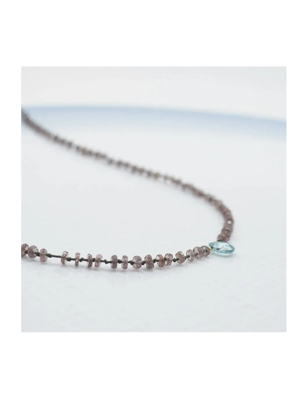 BLUE STORM - COLLIER GRENATS CAMÉLÉON ET GOUTTE ZIRCON BLEU