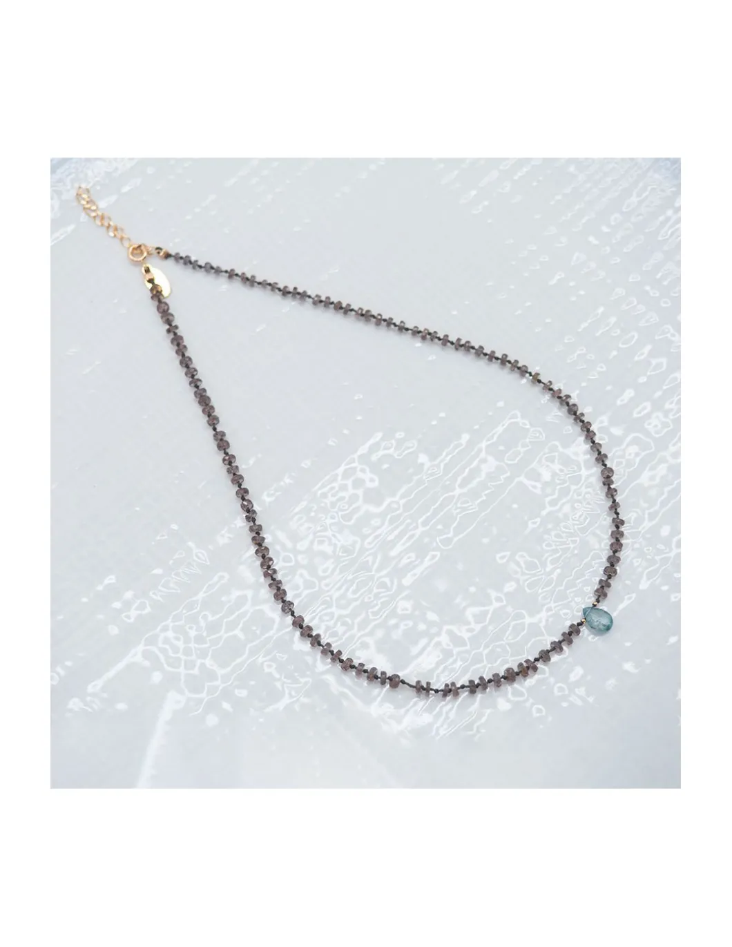 BLUE STORM - COLLIER GRENATS CAMÉLÉON ET GOUTTE ZIRCON BLEU