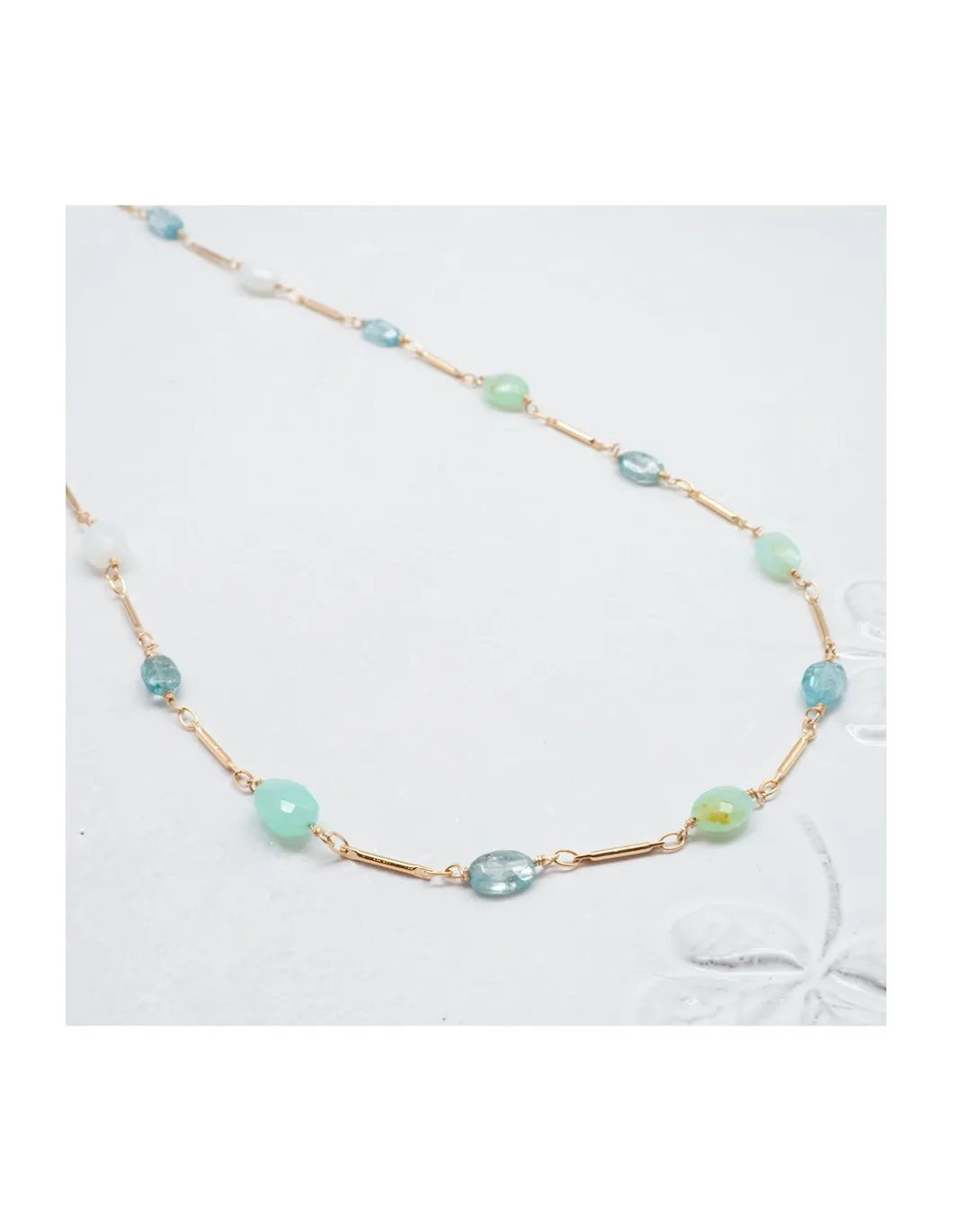 CANNES - COLLIER CHAÎNE PLAQUÉE OR, OPALES DU PÉROU ET ZIRCONS INTÉGRÉS À LA CHAÎNE
