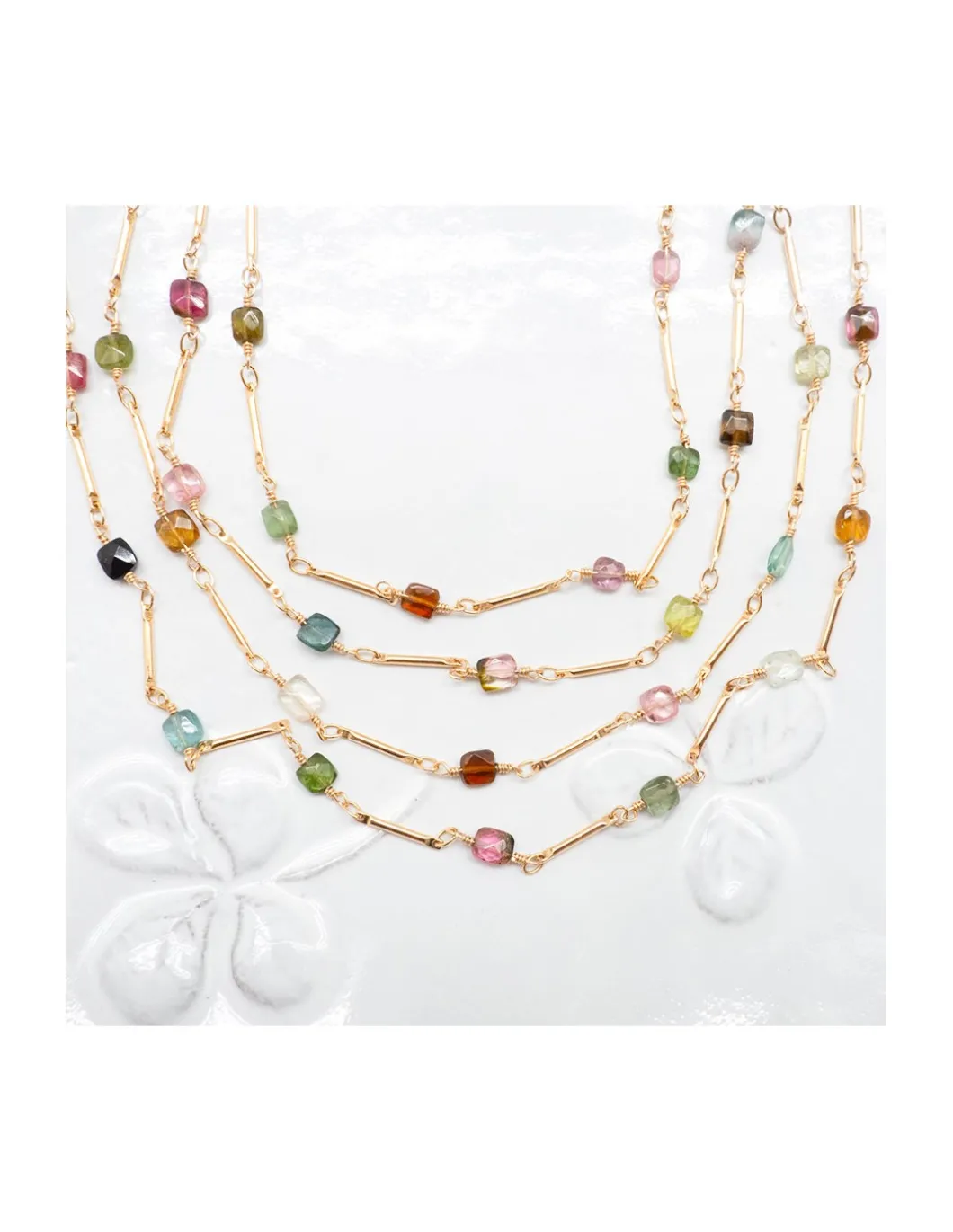 CANNES - COLLIER TOURMALINES CARRÉE SUR CHAÎNE TUBES FINS
