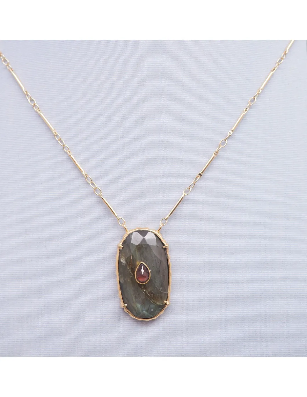 COLLIER - CHEEMA LABRADORITE ET GRENAT