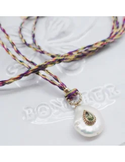 COLLIER - NAIADE PERLE D'EAU DOUCE ET TOURMALINE VERTE SUR CORDON EN SOIE