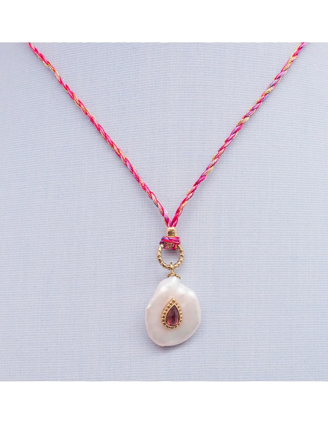 COLLIER - NAIADE PERLE D'EAU DOUCE ET TOURMALINE ROSE SUR CORDON EN SOIE