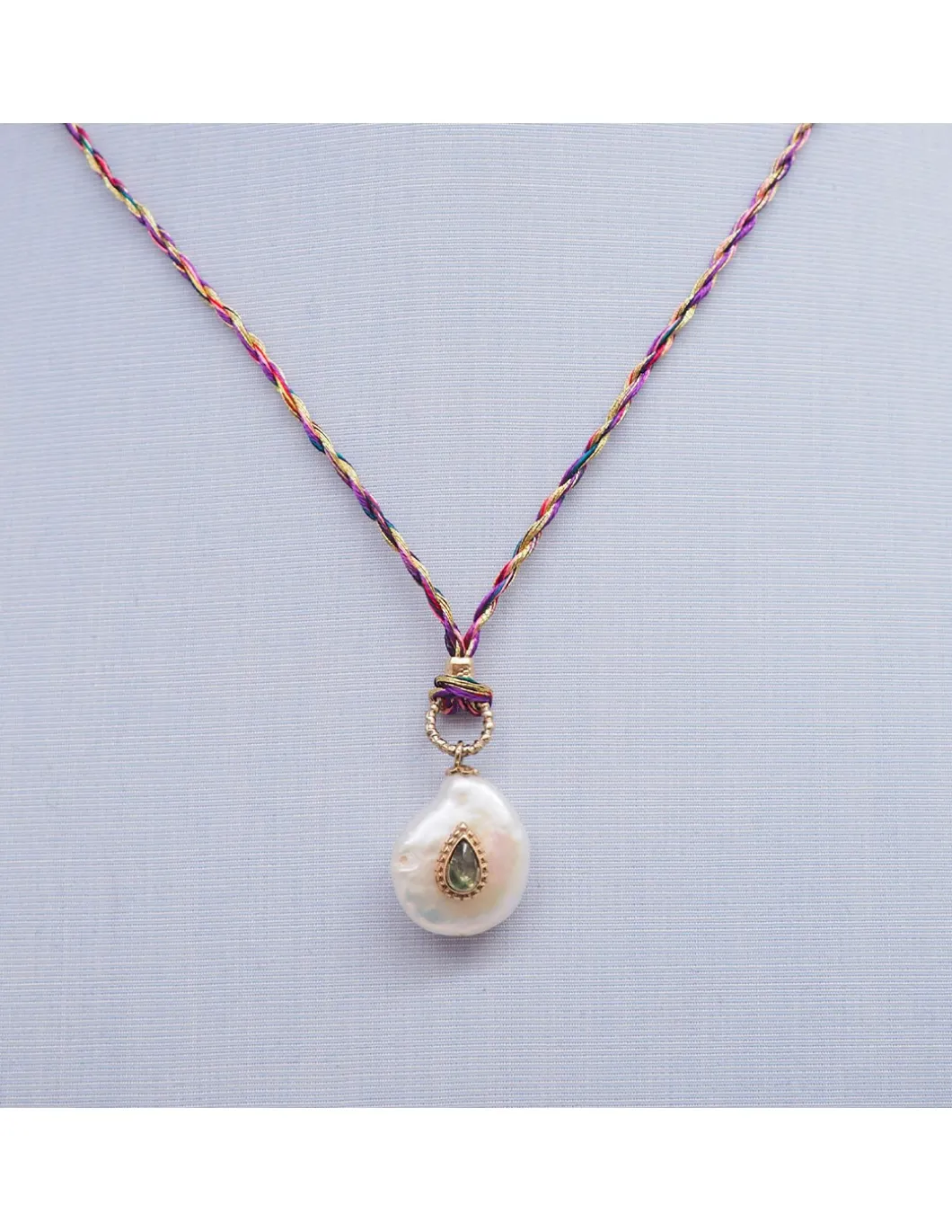 COLLIER - NAIADE PERLE D'EAU DOUCE ET TOURMALINE VERTE SUR CORDON EN SOIE