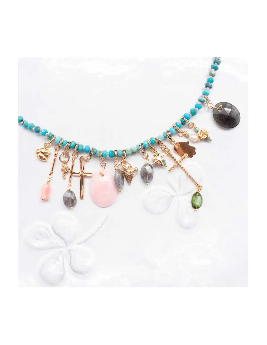 GIGI - COLLIER 50CM TURQUOISES RONDELLES NOUÉES ET CHARMS