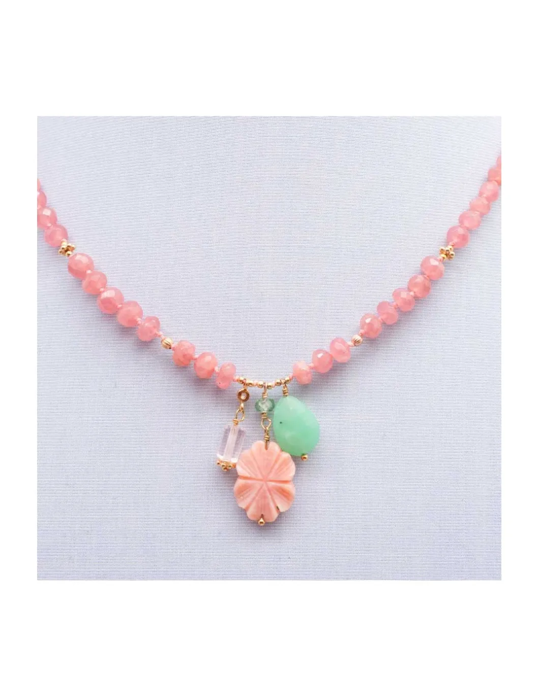 GIGI - COLLIER COURT RHODOCHROSITES RONDELLES ET CHRYSOPRASES PEAR AVEC CHARMS