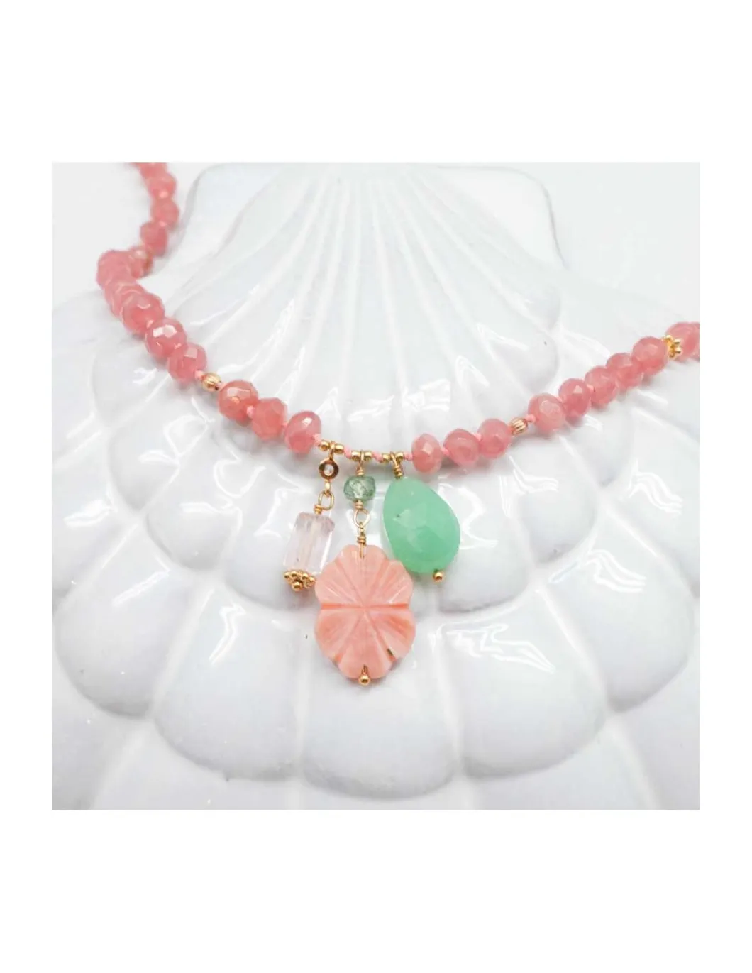 GIGI - COLLIER COURT RHODOCHROSITES RONDELLES ET CHRYSOPRASES PEAR AVEC CHARMS