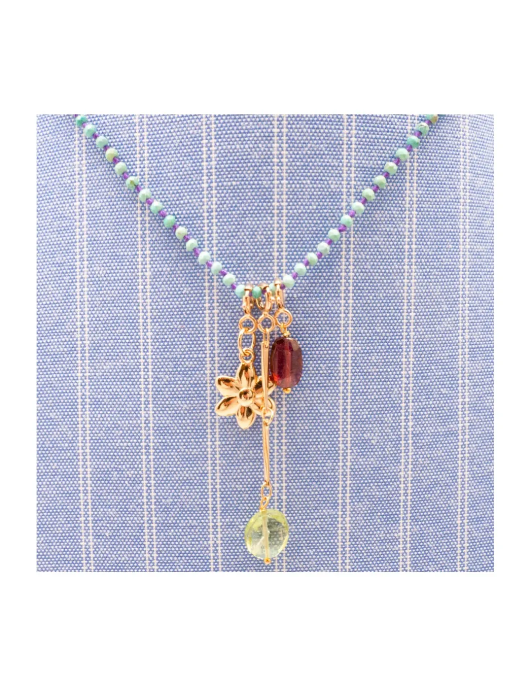 GIGI - COLLIER COURT TURQUOISES WHITISH NOUÉES ET 3 CHARMS