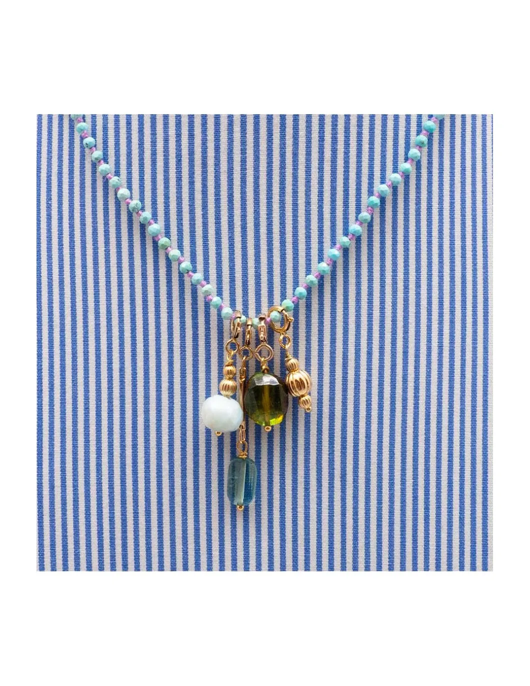 GIGI - COLLIER COURT TURQUOISES WHITISH ET CHARMS TONS BLEUS