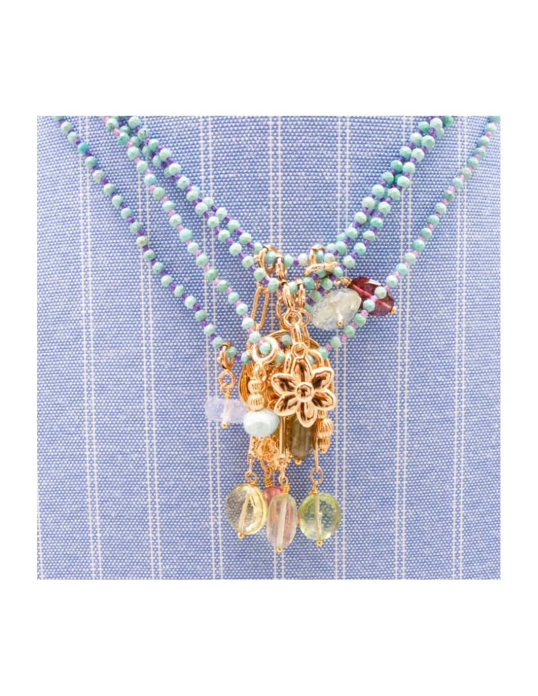 GIGI - COLLIER COURT TURQUOISES WHITISH NOUÉES ET 3 CHARMS