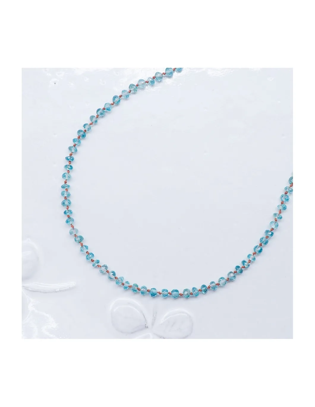 GIGI - COLLIER ZIRCONS NATURELS BLEUS NOUES SUR FIL WOOD
