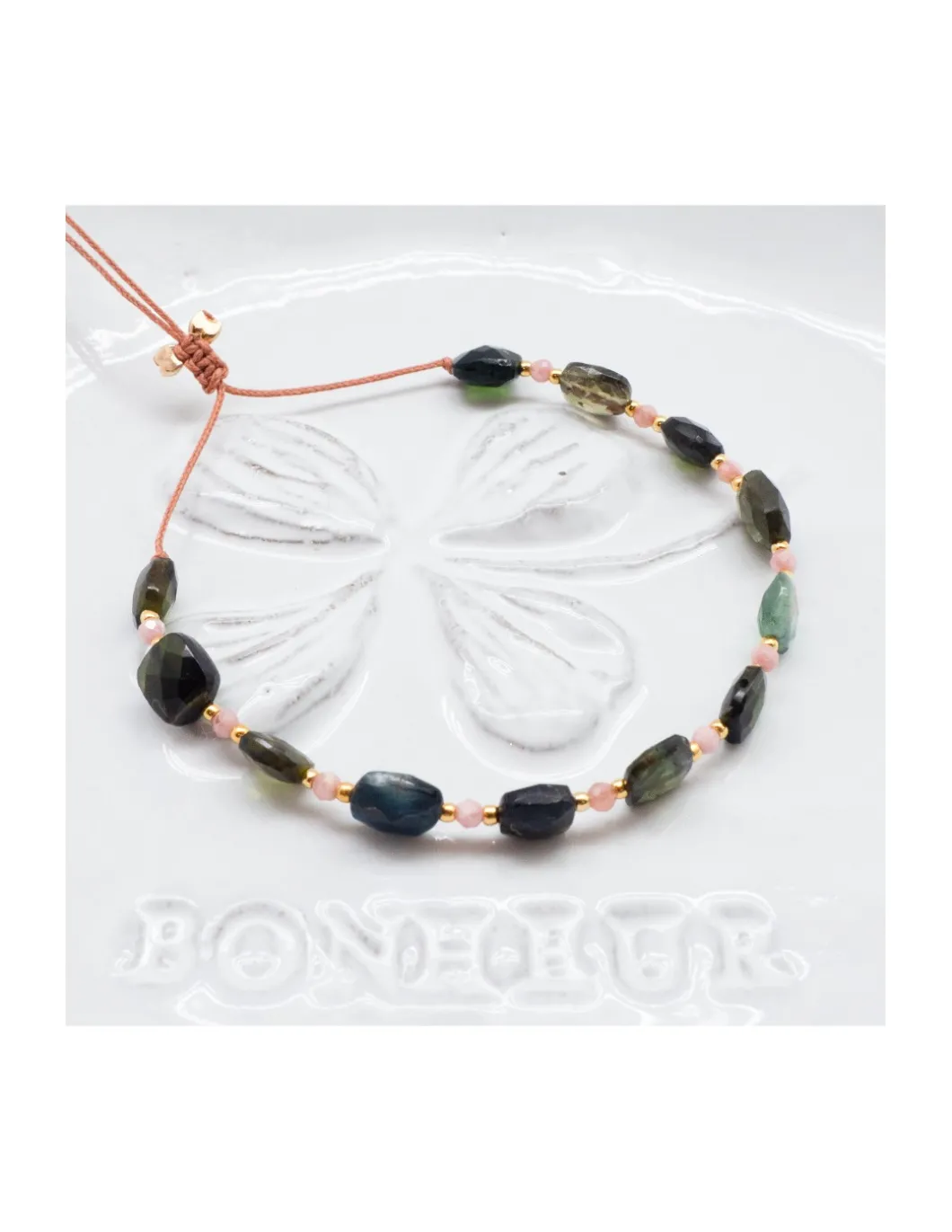 HOLLY TOURMALINES - BRACELET 12 TOURMALINES VERTES CARREES ET 11 RHODOCHROSITES ENTRE PERLES DORÉES