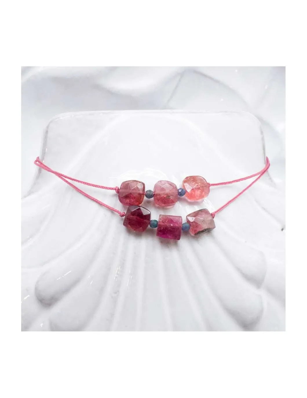 HOLLY TOURMALINES - BRACELET COURT, TOURMALINES CARRÉES ET SAPHIRS BLEUS ROUGES