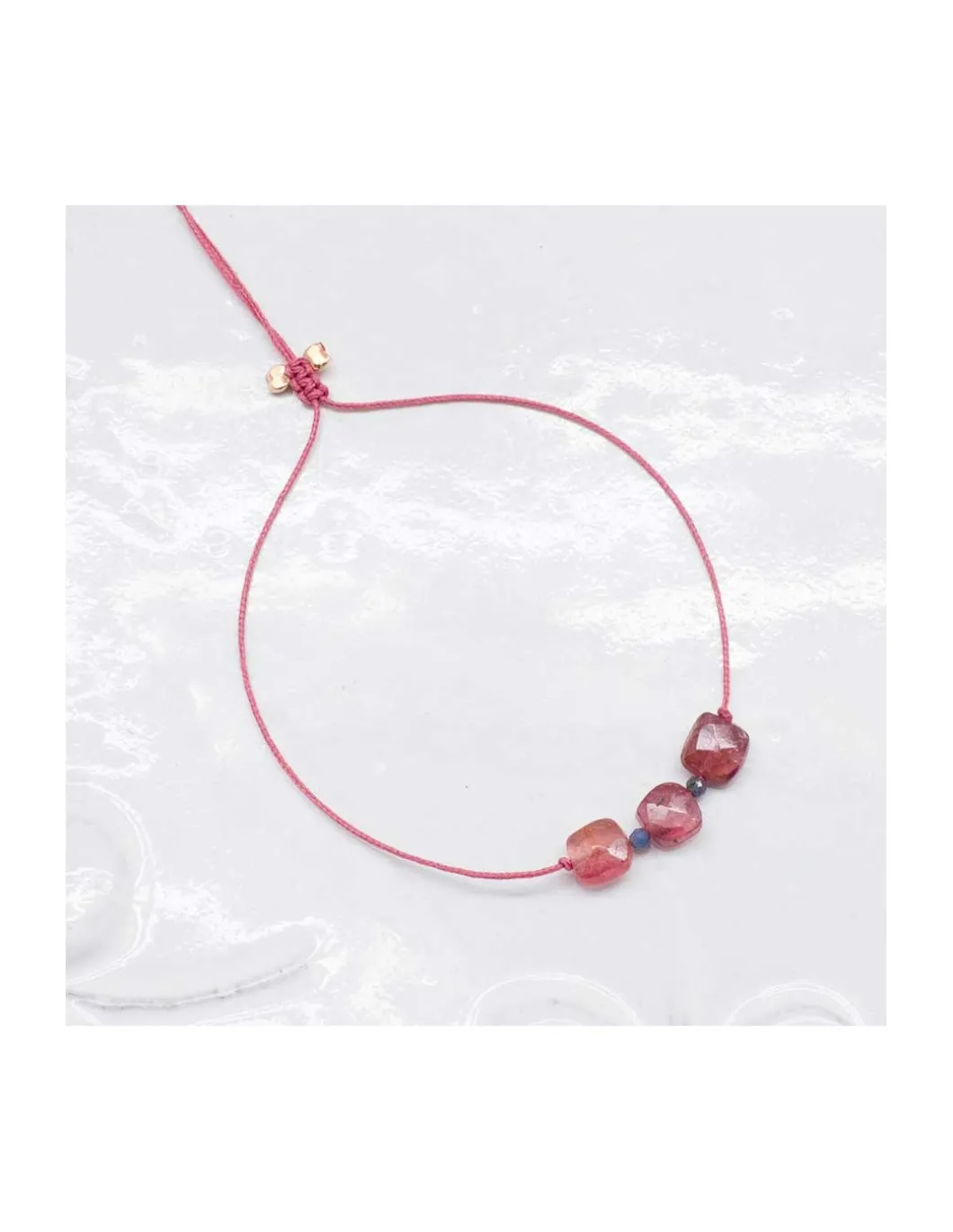 HOLLY TOURMALINES - BRACELET COURT, TOURMALINES CARRÉES ET SAPHIRS BLEUS ROUGES
