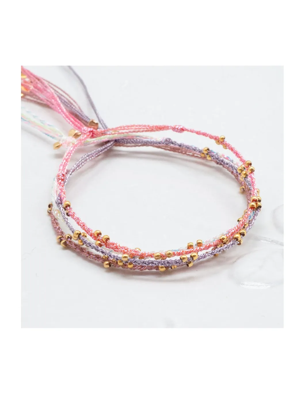 JANE - BRACELET PERLES DORÉES SUR CORDON LUREX