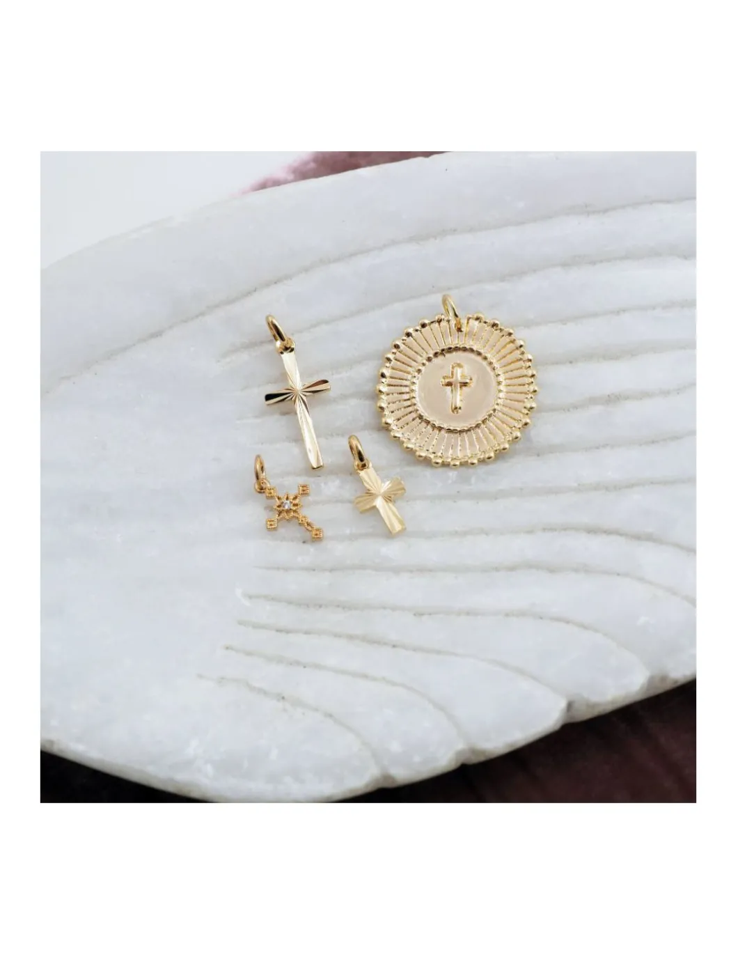 MÉDAILLES CROIX STRIÉES, PERLÉE RAYONS ET BAROQUE ZIRCON (20€ à 36€)