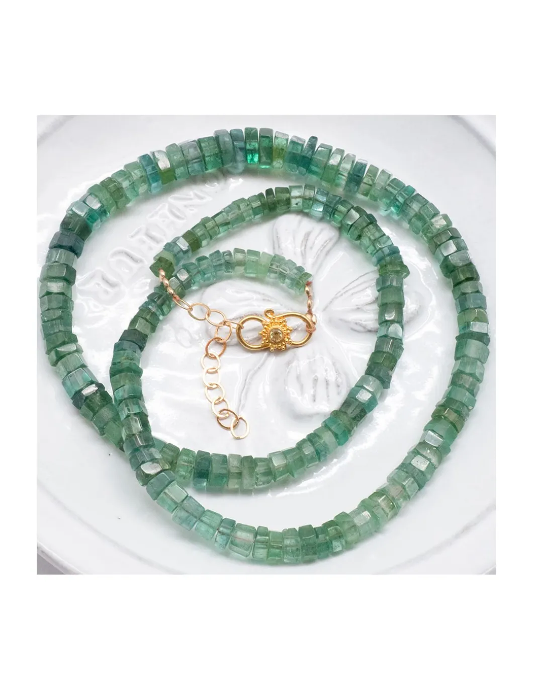 ONE OF A KIND - COLLIER TOURMALINES VERTES, FERMOIR OR ET SAPHIRS