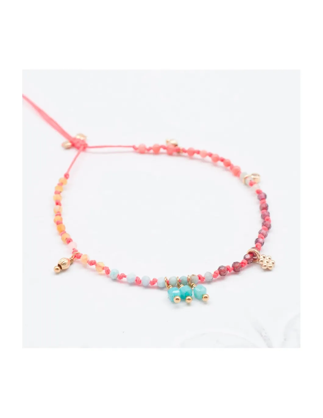 RIO - BRACELET ARC EN CIEL, AMAZONITES, OPALES JAUNES, LARIMARS, RHODOLITES, CHRYSOPRASES ET CORAIL BAMBOO SUR CORDON