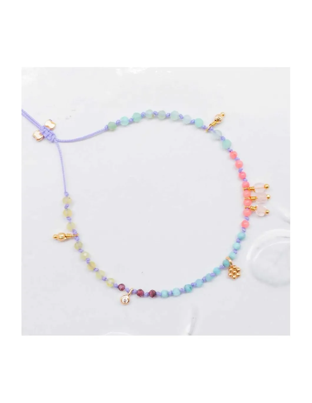 RIO - BRACELET ARC EN CIEL QUARTZ ROSE, OPALES JAUNES, LARIMARS, RHODOLITES, CHRYSOPRASES ET CORAIL BAMBOO SUR CORDON