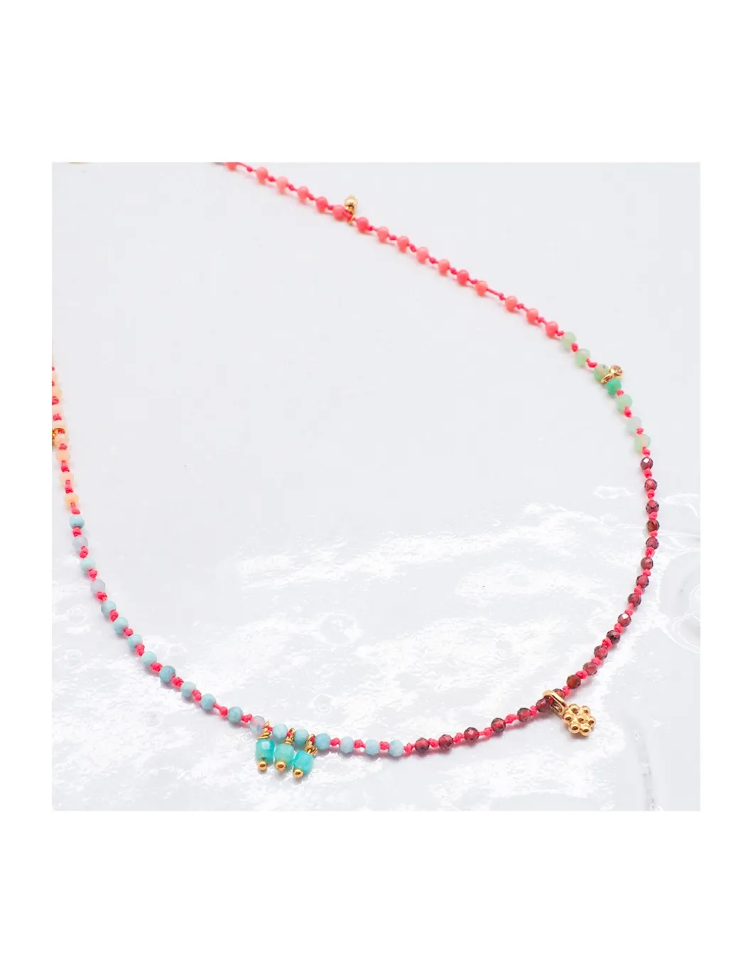 RIO - COLLIER ARC EN CIEL LONDON QUARTZ, OPALES JAUNES, LARIMARS, RHODOLITES, CHRYSOPRASES ET CORAIL BAMBOO SUR CORDON
