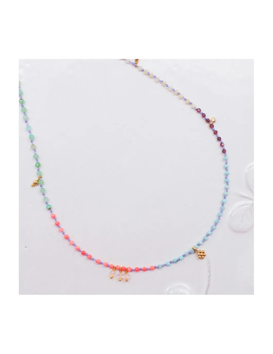 RIO - COLLIER ARC EN CIEL QUARTZ ROSE, OPALES JAUNES, LARIMARS, RHODOLITES, CHRYSOPRASES ET CORAIL BAMBOO SUR CORDON