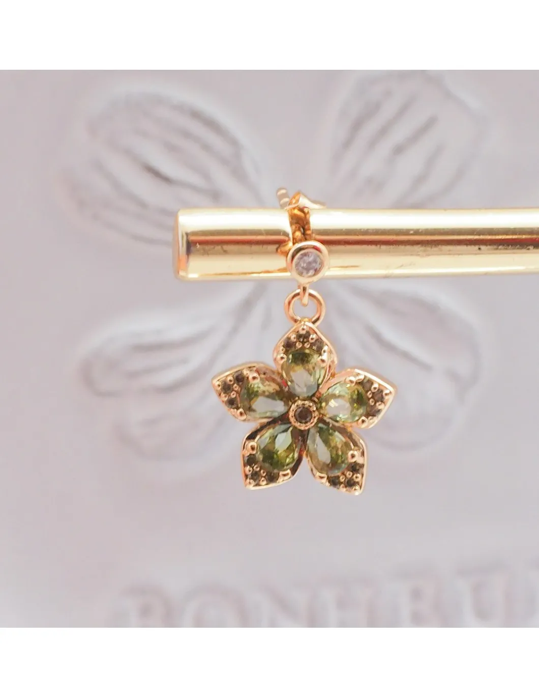 SCANDALE - BOUCLE D'OREILLE PUCE CZ ET CHARM FLEUR VERTE
